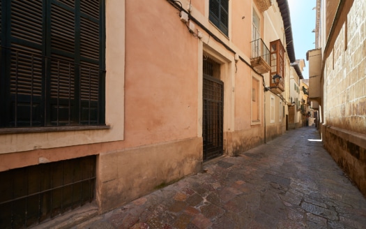 Investment: Mansion with typical Majorcan courtyard in the historic centre of Palma