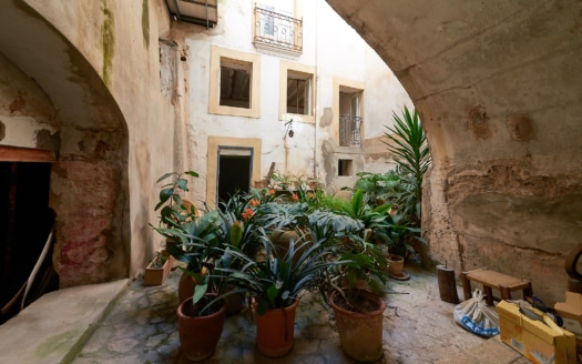 Investment: Mansion with typical Majorcan courtyard in the historic centre of Palma