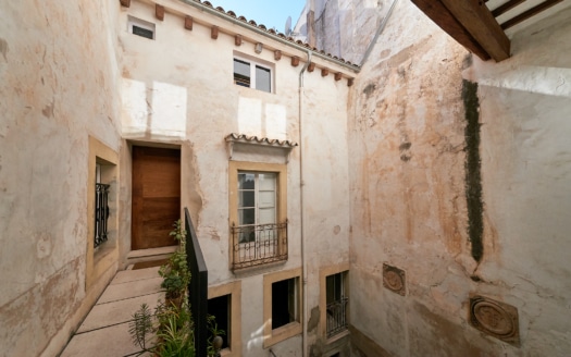 Investment: Mansion with typical Majorcan courtyard in the historic centre of Palma