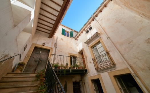 Investment: Mansion with typical Majorcan courtyard in the historic centre of Palma