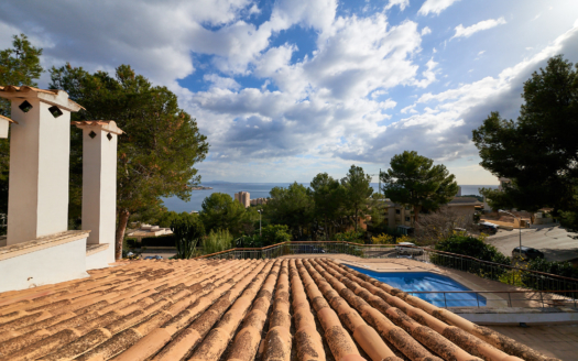 Spacious villa in quiet location with sea views and large plot in Cas Catala