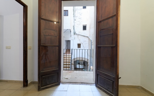 Investment: Historical apartment for renovation in the old town of Palma de Mallorca