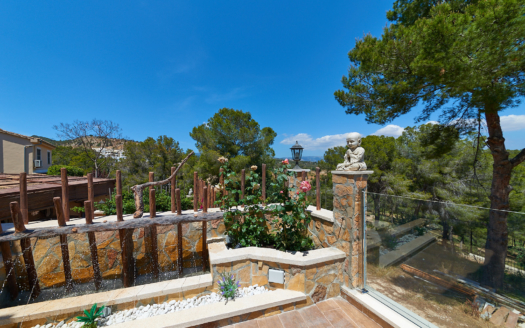 Spacious villa with pool and lots of potential in Genova