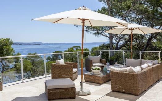 Moderne Villa in erster Meereslinie mit privatem Meerzugang direkt an Grünzone von Torrenova