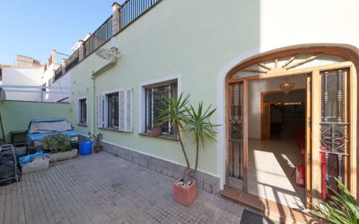 Investment :: spacious townhouse in El Terreno quarter of Palma with a lot of potential