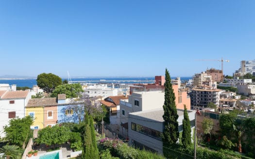 Investment :: Townhouse in fantastic location in El Terreno neighborhood with sea view