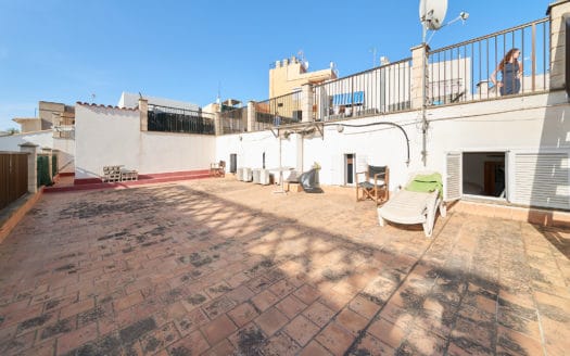 Investment :: großzügiges Stadthaus im El Terreno Viertel von Palma mit viel Potential