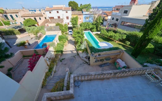 Investment :: Townhouse in fantastic location in El Terreno neighborhood with sea view