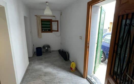 Investment: Apartment in need of renovation in first sea line in the trendy neighborhood of Portixol