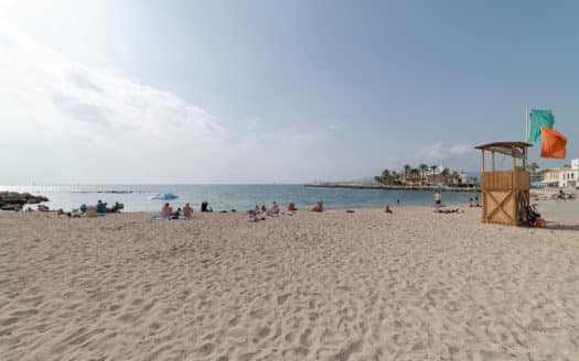 Investment: Apartment in need of renovation in first sea line in the trendy neighborhood of Portixol