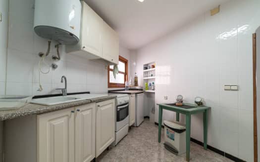 Investment: Apartment in need of renovation in first sea line in the trendy neighborhood of Portixol