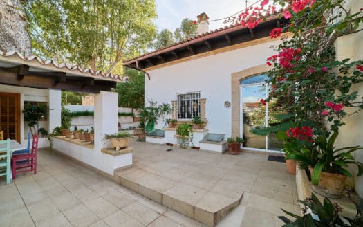Bezaubernde Villa im mediterranen Stil mit Pool und tollem Garten in Meeresnähe