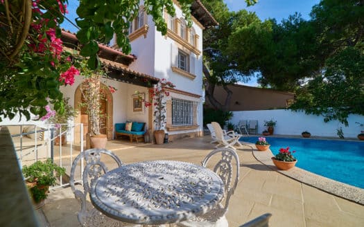 Charming Mediterranean style villa with pool and great garden near the sea