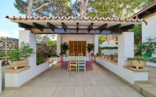 Charming Mediterranean style villa with pool and great garden near the sea