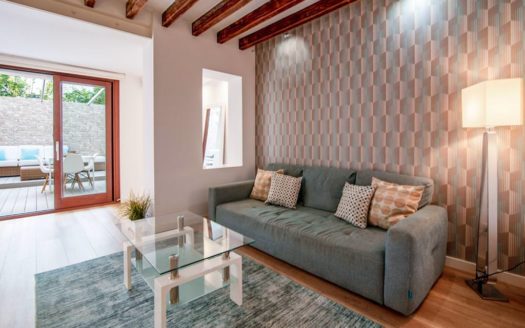 Stylish first floor apartment in Santa Catalina with large patio for chill evenings