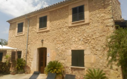 Winery with vacation rental license near Sencelles, in the heart of the island - Tramuntana views and pool