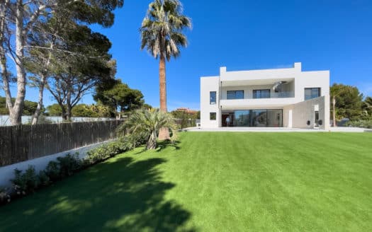 Wunderschöne Villa in erster Meereslinie mit Pool und Garten. Erstklassige Lagebei Puig de Ros !!