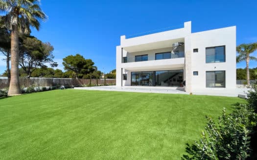Wunderschöne Villa in erster Meereslinie mit Pool und Garten. Erstklassige Lagebei Puig de Ros !!