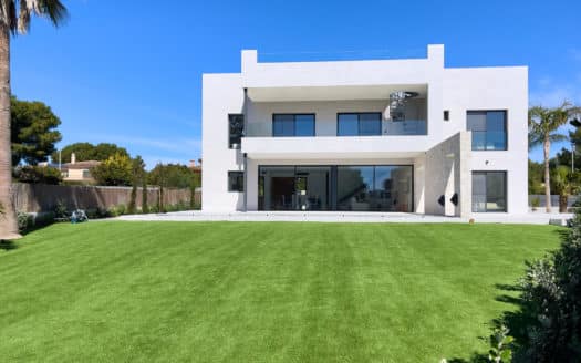 Wunderschöne Villa in erster Meereslinie mit Pool und Garten. Erstklassige Lagebei Puig de Ros !!