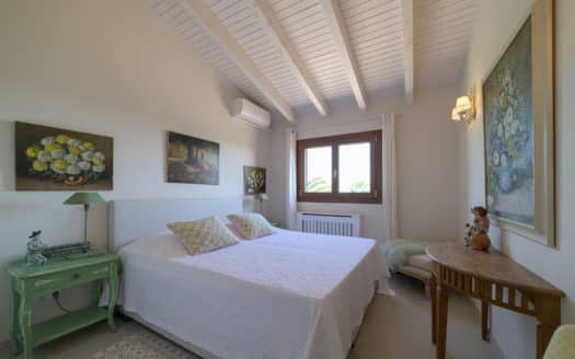 Beautiful finca with mountain views and pool in quiet location near Llucmajor