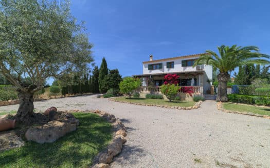 Beautiful finca with mountain views and pool in quiet location near Llucmajor