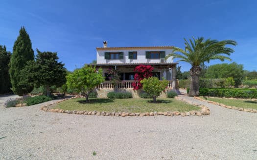 Beautiful finca with mountain views and pool in quiet location near Llucmajor