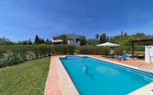 Beautiful finca with mountain views and pool in quiet location near Llucmajor