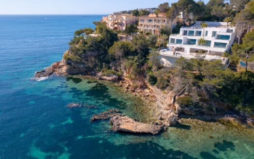 New construction villa in first sea line with private access to the sea and gigantic views in Cala Vinyes