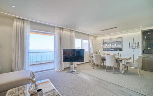 Modernes, kernsaniertes Apartment mit gigantischem Meerblick nur einen Steinwurf vom Strand von Cala Major