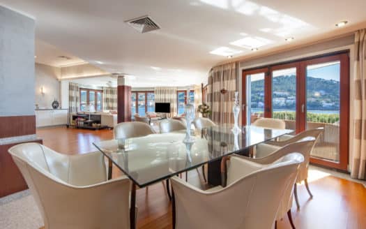 Villa in erster Meereslinie in Port Andratx mit eigenem Meerzugang, Bootssteg und Bootshaus
