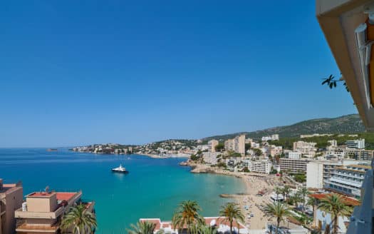Modern, renovated apartment with gigantic sea view just a stone's throw from the beach of Cala Major