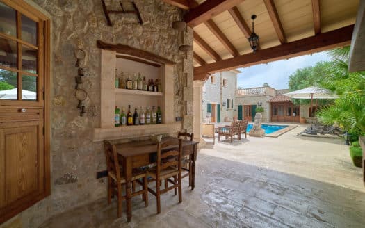 Villa mediterránea con gran piscina e impresionantes vistas a la montaña en el tranquilo pueblo de Es Capdellà