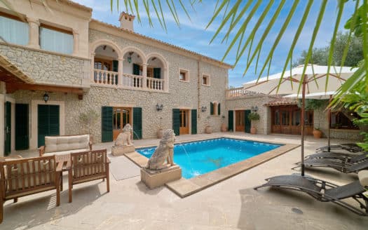 Villa mediterránea con gran piscina e impresionantes vistas a la montaña en el tranquilo pueblo de Es Capdellà