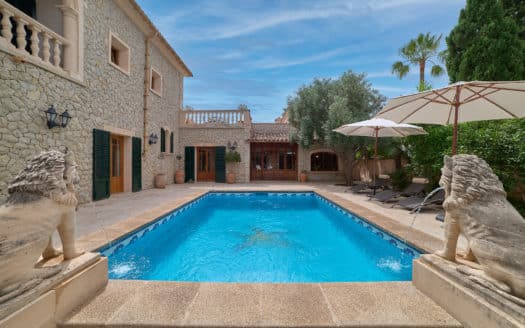 Villa mediterránea con gran piscina e impresionantes vistas a la montaña en el tranquilo pueblo de Es Capdellà