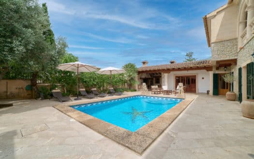 Mediterrane Villa mit großem Pool und traumhaftem Bergblick im ruhigen Dorf Es Capdellà
