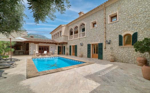 Mediterranean villa with large pool and stunning mountain views in the quiet village of Es Capdellà