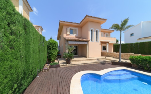 Beautiful villa with pool, garden and sea view in Puig de Ros