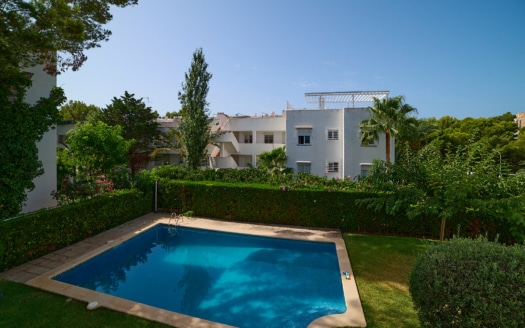 Precioso piso en un cuidado complejo con piscina comunitaria y magníficas vistas al mar en Santa Ponsa