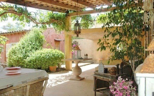 Spacious finca with personal touch and lots of potential close to Es Trenc beach