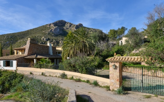 Natural stone finca in the middle of the Tramuntana of Andratx with mountain views and own mountain on extensive terrain