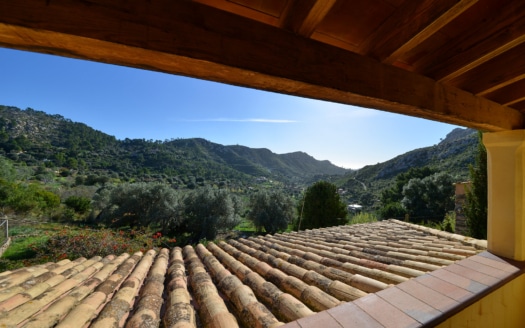 Finca de piedra natural en el centro de la Tramuntana de Andratx con vistas a la montaña y montaña propia en un terreno extenso