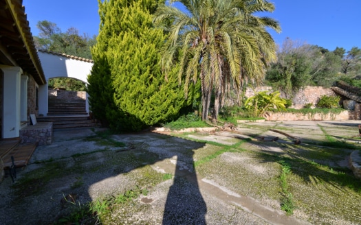 Finca de piedra natural en el centro de la Tramuntana de Andratx con vistas a la montaña y montaña propia en un terreno extenso