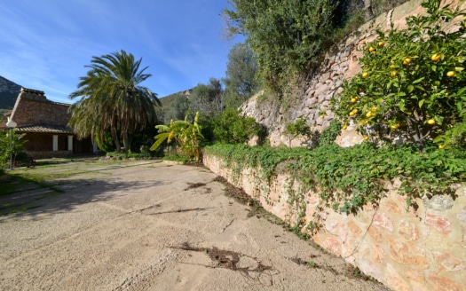 Finca de piedra natural en el centro de la Tramuntana de Andratx con vistas a la montaña y montaña propia en un terreno extenso