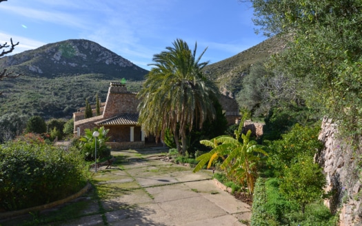 Finca de piedra natural en el centro de la Tramuntana de Andratx con vistas a la montaña y montaña propia en un terreno extenso