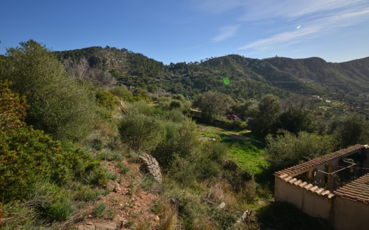 Finca de piedra natural en el centro de la Tramuntana de Andratx con vistas a la montaña y montaña propia en un terreno extenso