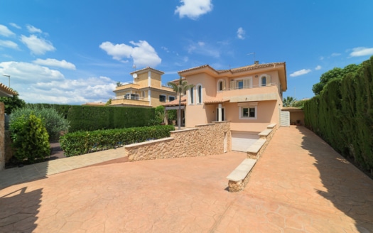 Wunderschöne Villa mit Pool, Garten und Meerblick in Puig de Ros