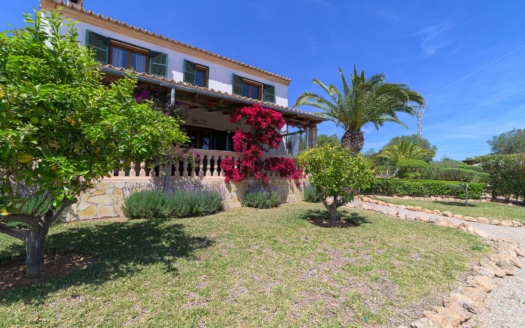 Hermosa finca con vistas a la montaña y piscina en una zona tranquila cerca de Llucmajor