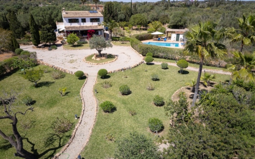 Hermosa finca con vistas a la montaña y piscina en una zona tranquila cerca de Llucmajor