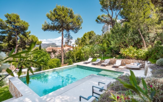 Fantástica villa con privacidad, precioso jardín y piscina en el moderno Port d'Andratx