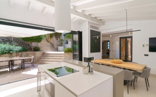 Fantástica villa con privacidad, precioso jardín y piscina en el moderno Port d'Andratx